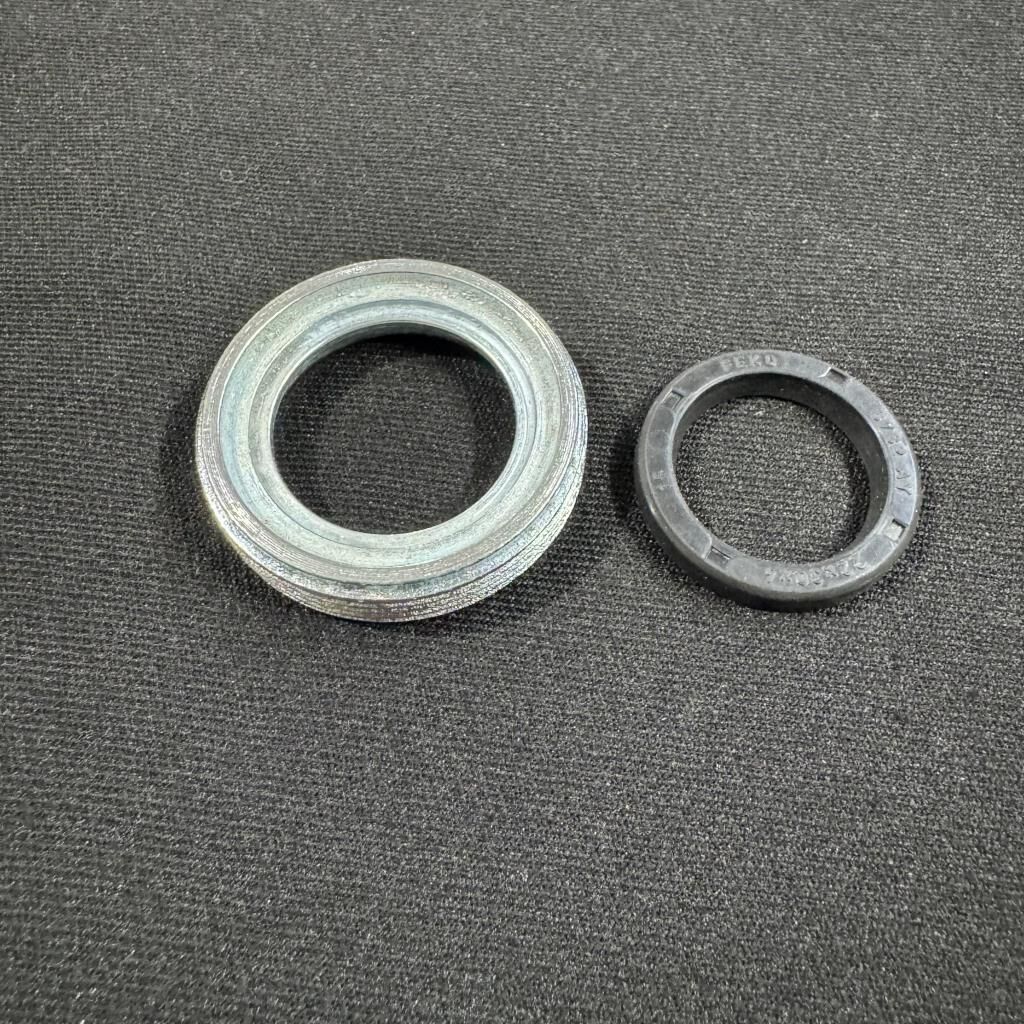 BMW R 27 Tekerlek Rulman Kapağı ve Keçesi