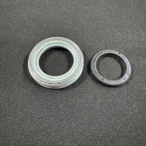 BMW R 27 Tekerlek Rulman Kapağı ve Keçesi