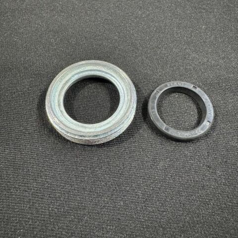 BMW R 27 Tekerlek Rulman Kapağı ve Keçesi